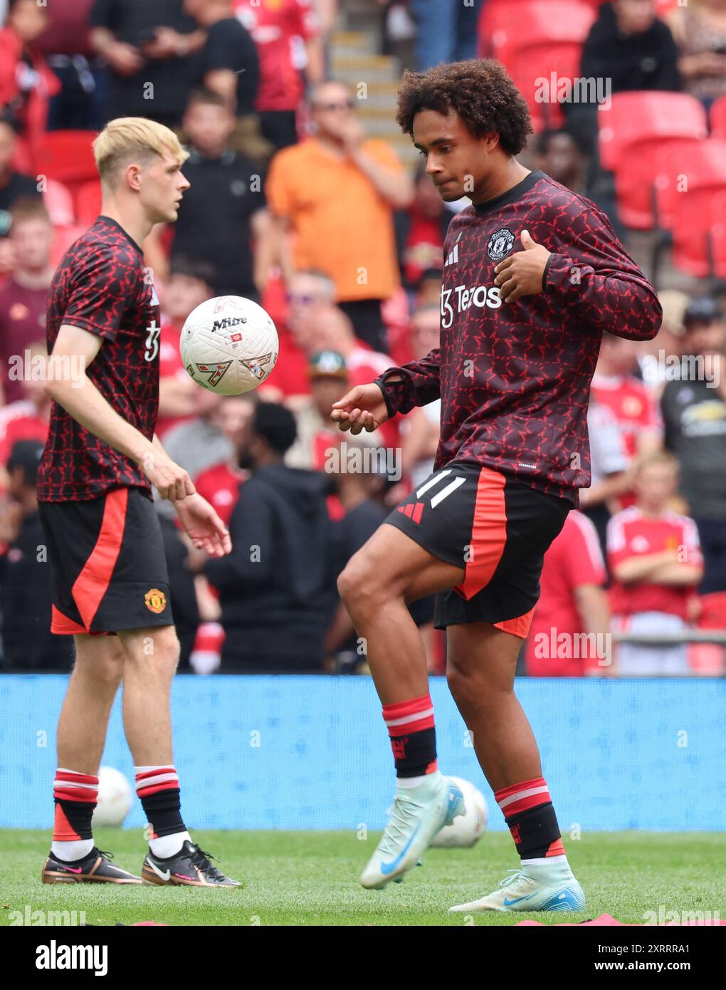 London, Großbritannien. August 2024. LONDON, ENGLAND - 10. AUGUST: Joshua Zirkzee von Manchester United während des Vorspiels während des FA Community Shield zwischen Manchester City und Manchester United im Wembley Stadium am 10. August 2024 in London. Quelle: Action Foto Sport/Alamy Live News Stockfoto