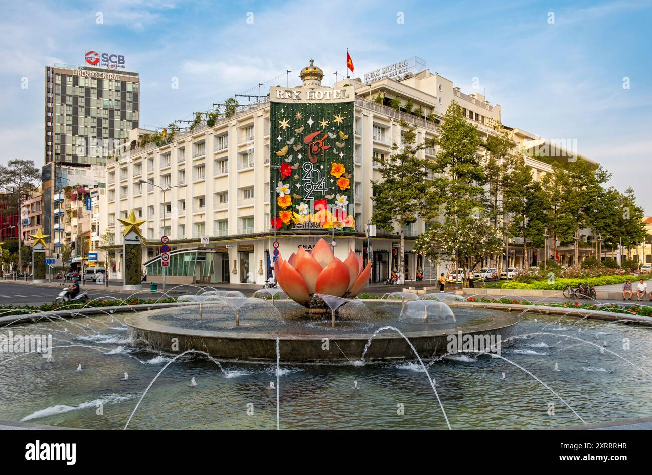 Nguyen Hue Music Fountain and Rex Hotel, Saigon - Ho Chi Minh City, Vietnam Stockfoto