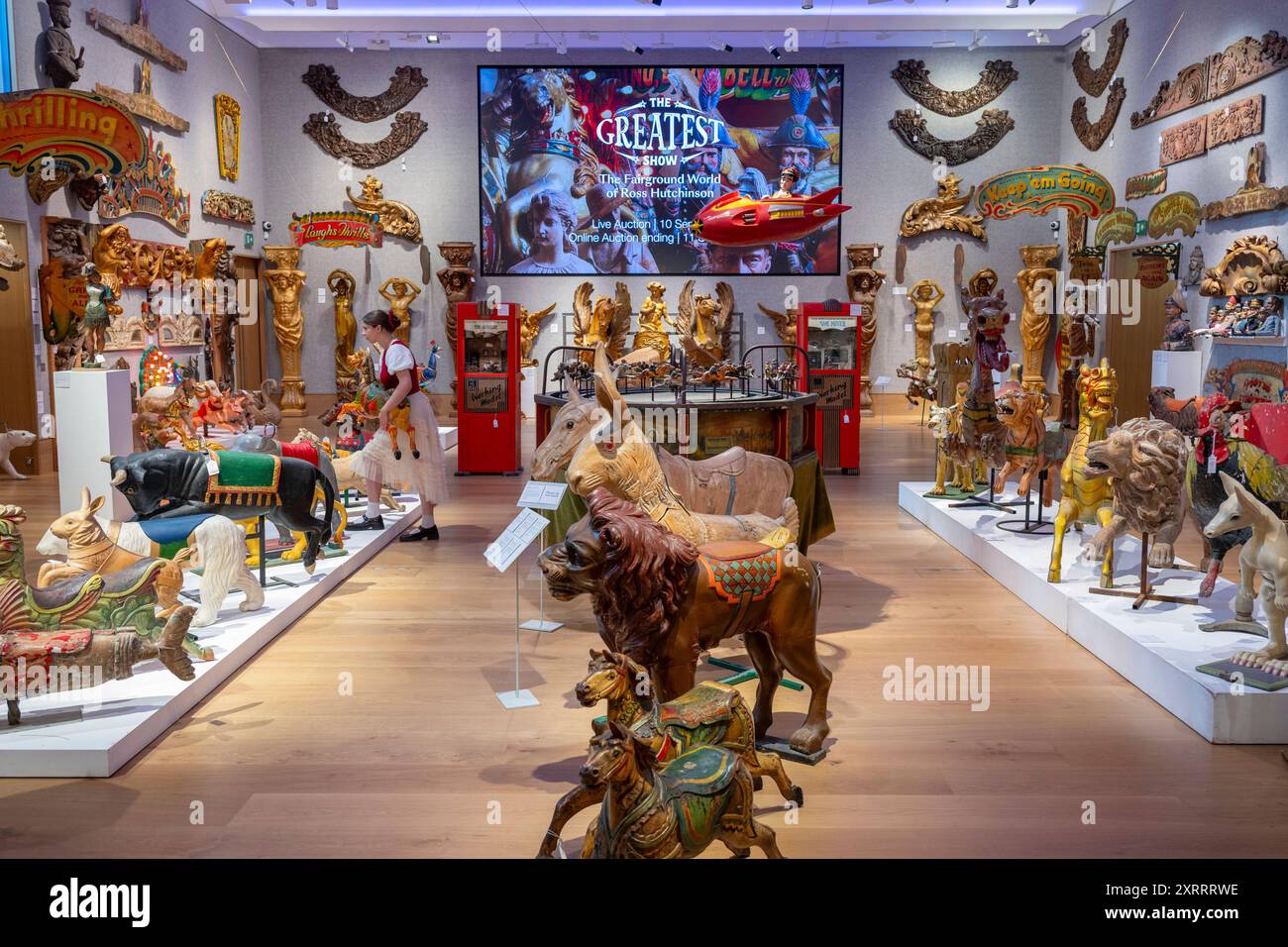 Bonhams, London, Großbritannien. August 2024. Die Messe kommt nach Bonhams mit dem Verkauf von The Greatest Show: the Fairground World of Ross Hutchinson, der seit über 40 Jahren ein Kenner von Erinnerungsstücken auf dem Messegelände ist, bietet der Verkauf am 10-11. September eine Reihe von Vintage- und antiken Figuren und Schnitzereien, Fahrsitze in Form von Tieren, Spiele und Poster im Wert von £ 50 bis 50.000. Quelle: Malcolm Park/Alamy Live News Stockfoto