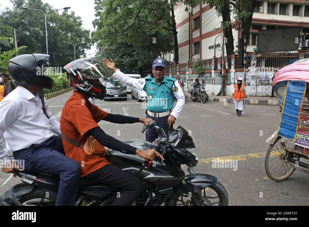 Dhaka, Bangladesch. August 2024. Die Polizei kontrolliert den Verkehr an einer Straßenkreuzung, nachdem die Bangladeschische Polizei ihren Dienst am 12. August 2024 in Dhaka wieder aufgenommen hatte. Bangladeschische Polizei nahm am Montag die Patrouillen in der Hauptstadt Dhaka wieder auf und beendete einen einwöchigen Streik, der nach dem abrupten Sturz des autokratischen Ex-Ministerpräsidenten Scheich Hasina ein Rechts- und Ordnungsvakuum hinterließ. Foto von Habibur Rahman/ABACAPRESS. COM Credit: Abaca Press/Alamy Live News Stockfoto