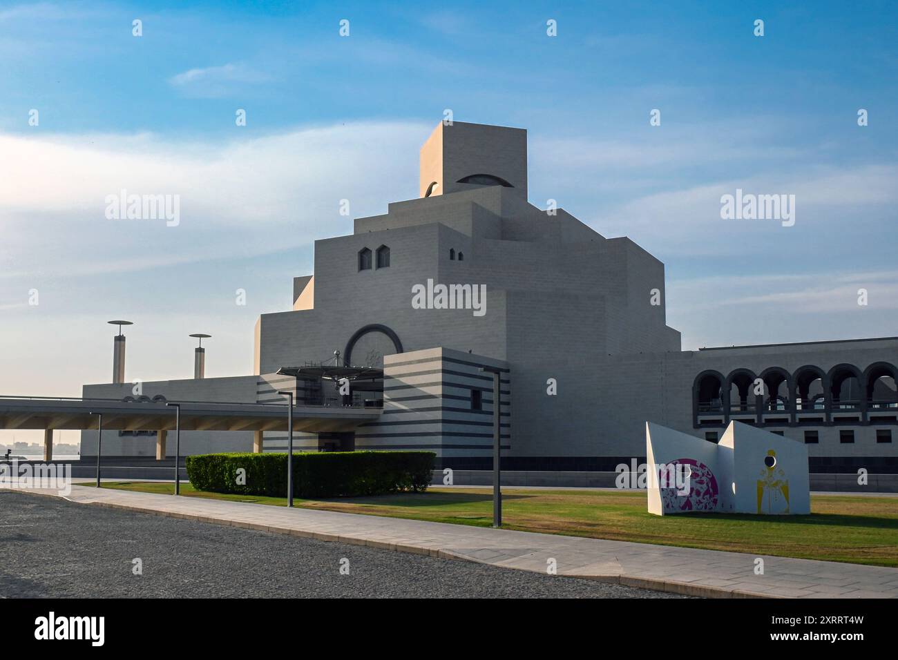 Museum für islamische Kunst Doha, Katar, sonniger Tag mit klarem blauen Himmel Stockfoto