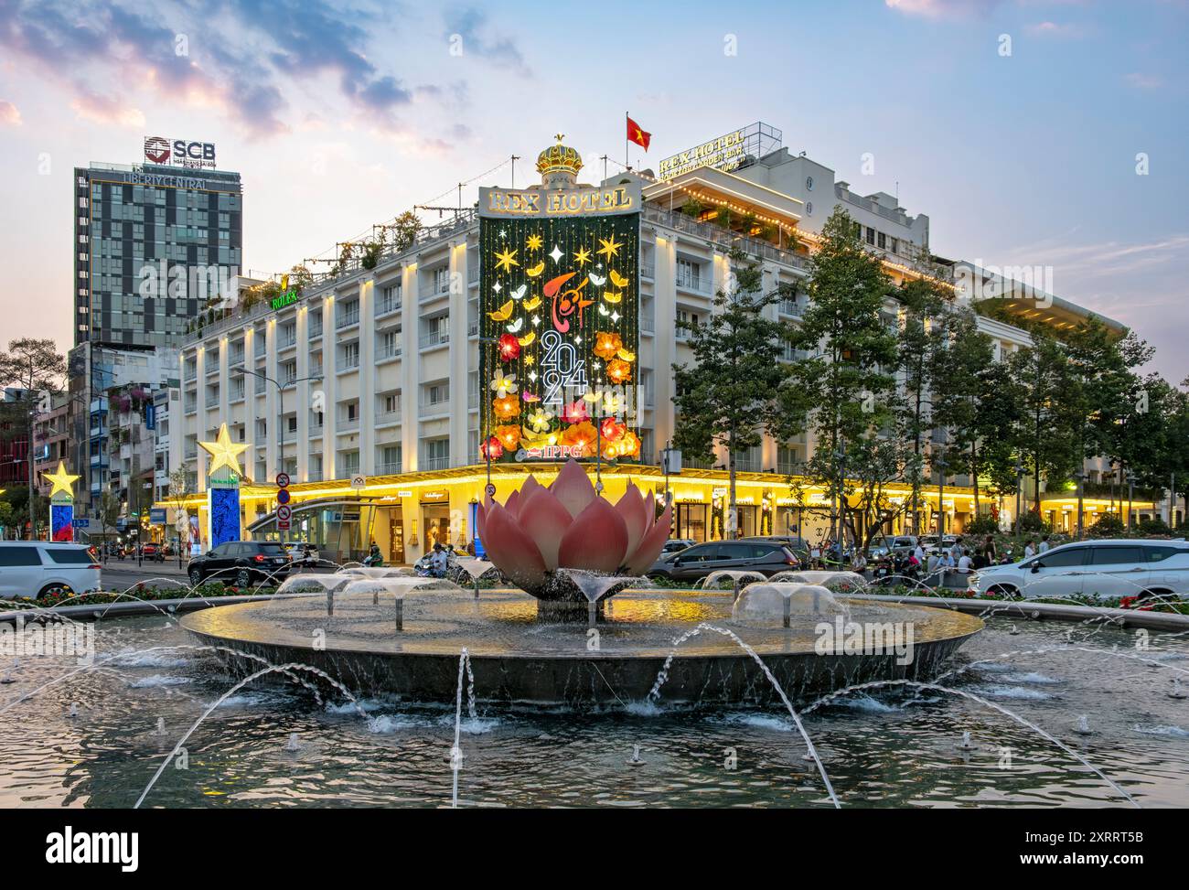 Nguyen Hue Music Fountain and Rex Hotel, Saigon - Ho Chi Minh City, Vietnam Stockfoto