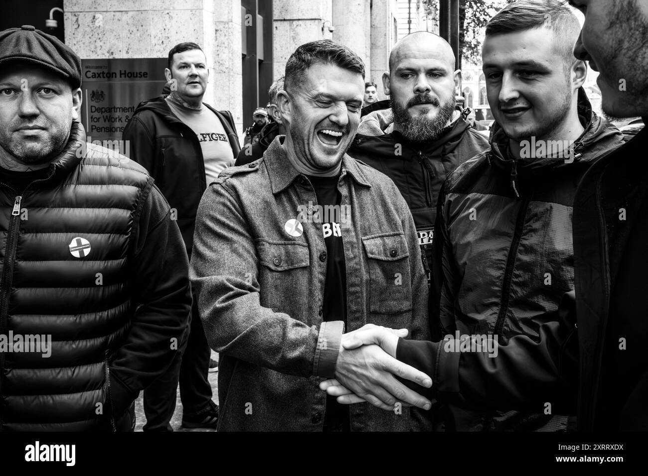 Nachdem er Einen Gerichtsverfahren gegen die Met Police gewonnen hat, verlässt Ein lächelnder Tommy Robinson Eine St. George's Day Rallye in London. Stockfoto