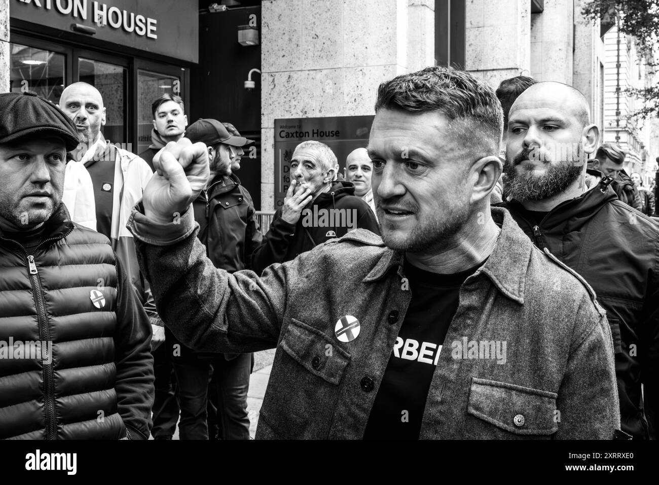 Nachdem er Einen Prozess gegen die Met Police gewonnen hatte, verlässt der politische Aktivist Tommy Robinson Eine St. George's Day Rallye in London. Stockfoto