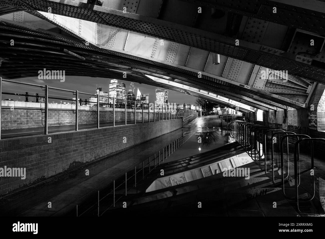 Der Thames Path Fußgängerweg unter der Blackfriars Bridge, London, Großbritannien Stockfoto