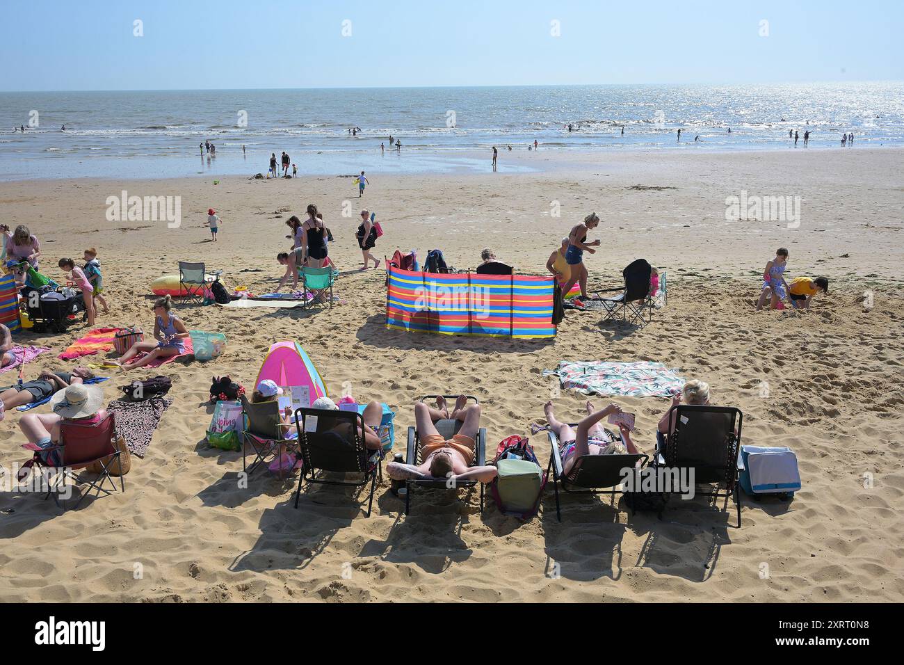 Walton auf der Naze Essex, Großbritannien. August 2024. Besucher der Küstenstadt Walton auf der Naze in Essex genießen die Mini-Hitzewelle, die Großbritannien durchquert hat. Ausgelöst durch Hurrikan Debby, der Teile der Vereinigten Staaten verwüstete. Die warme Luft des Hurrikans veränderte die Position des Jet Streams, um das Wetter Großbritanniens zu beeinflussen und eine kurze, scharfe Explosion sehr warmer Temperaturen zu erzielen, die voraussichtlich den heißesten Tag des Jahres 2024 darstellen werden. Quelle: MARTIN DALTON/Alamy Live News Stockfoto