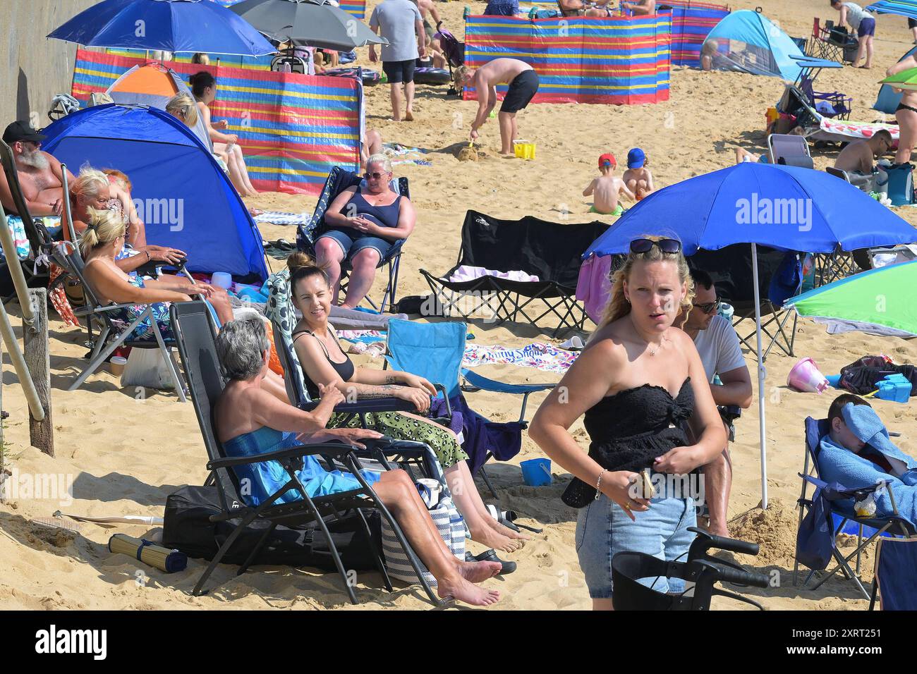 Besucher der Küstenstadt Walton auf der Naze genießen saisonales Wetter die Mini-Hitzewelle, die Großbritannien durchquert hat. Ausgelöst durch Hurrikan Debby, der Teile der Vereinigten Staaten verwüstete. Die warme Luft des Hurrikans veränderte die Position des Jet Streams, um das Wetter in den USA zu beeinflussen, für einen kurzen, scharfen Anstieg sehr warmer Temperaturen, der voraussichtlich den heißesten Tag des Jahres 2024 liefern wird. Walton-on-the-Naze Essex UK Copyright: XMartinxDaltonx warm Weather Walton 120824 MD 209 Stockfoto