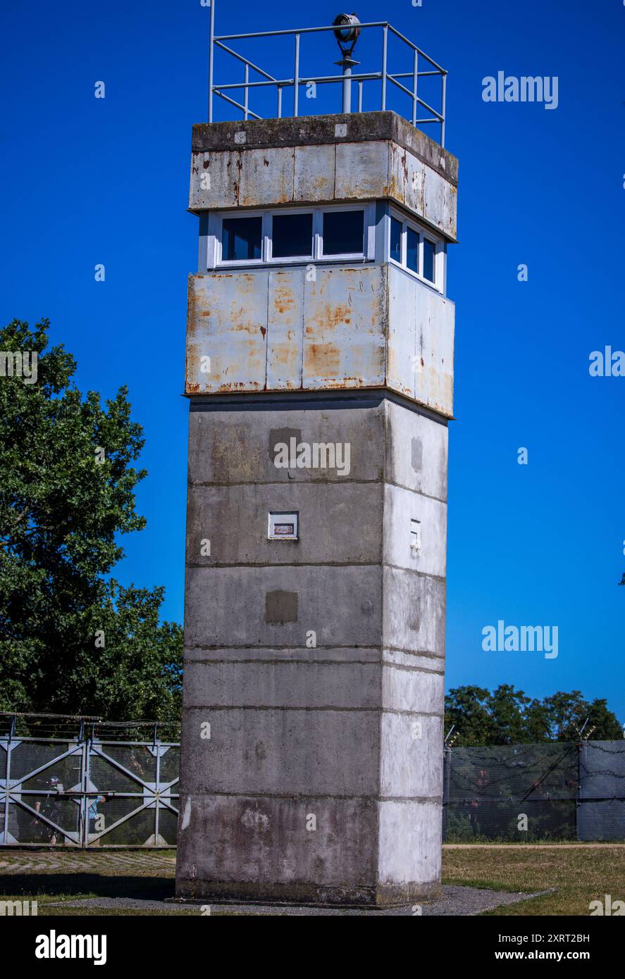 Schlagsdorf, Deutschland. August 2024. Auf dem Gelände des Grenzhus Schlagsdorf steht ein Aussichtsturm der DDR-Grenztruppen aus den 1960er Jahren. Zahlreiche Veranstaltungen erinnern an den Tag des Mauerbaus und der Schließung der innerdeutschen Grenze am 13. August 1961. Historiker schätzen, dass an der innerdeutschen Grenze rund 650 Menschen ums Leben kamen. Quelle: Jens Büttner/dpa/Alamy Live News Stockfoto