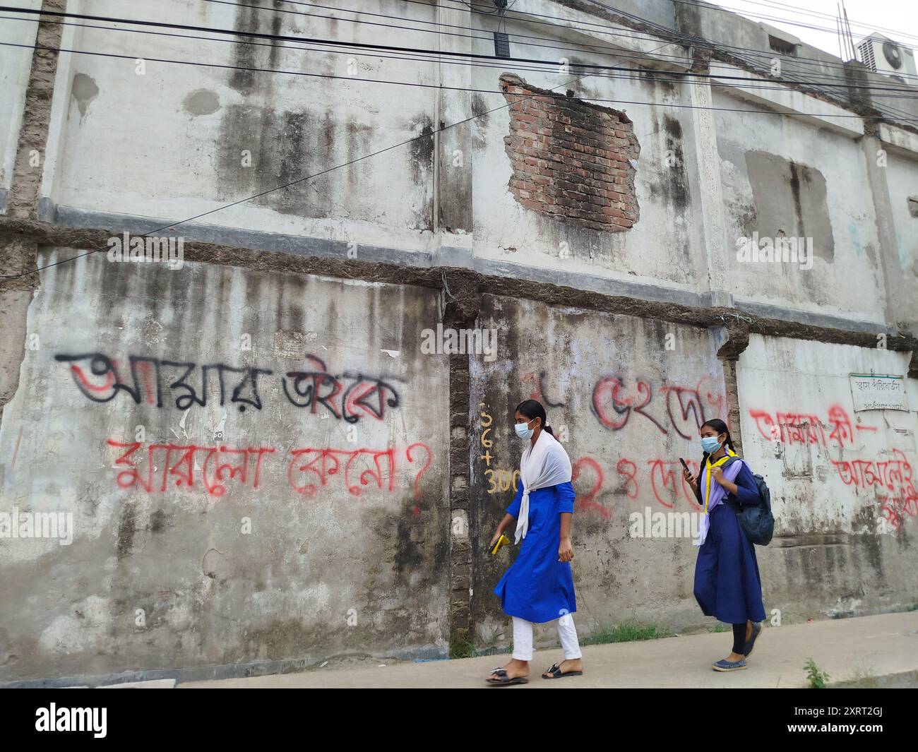 Joyput Hat, Bangladesch. August 2024. Die Schüler zeichnen sprühbemalte Slogans an die Wand, auf denen steht: "Warum hast du meinen Bruder getötet?" Auf der Straße im Bezirk Joypur hat. (Kreditbild: © MD Mehedi Hasan/ZUMA Press Wire) NUR REDAKTIONELLE VERWENDUNG! Nicht für kommerzielle ZWECKE! Stockfoto