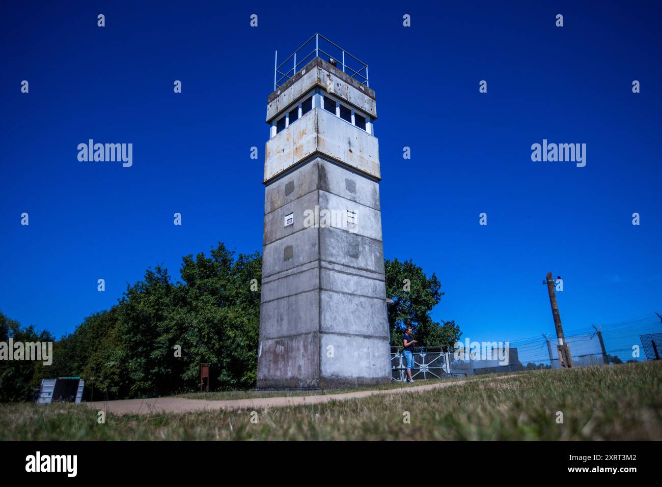 Schlagsdorf, Deutschland. August 2024. Auf dem Gelände des Grenzhus Schlagsdorf steht ein Aussichtsturm der DDR-Grenztruppen aus den 1960er Jahren. Zahlreiche Veranstaltungen erinnern an den Tag des Mauerbaus und der Schließung der innerdeutschen Grenze am 13. August 1961. Historiker schätzen, dass an der innerdeutschen Grenze rund 650 Menschen ums Leben kamen. Quelle: Jens Büttner/dpa/Alamy Live News Stockfoto