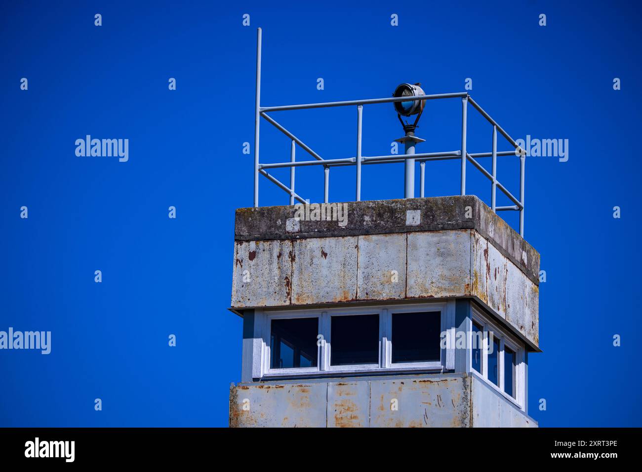Schlagsdorf, Deutschland. August 2024. Auf dem Gelände des Grenzhus Schlagsdorf steht ein Aussichtsturm der DDR-Grenztruppen aus den 1960er Jahren. Zahlreiche Veranstaltungen erinnern an den Tag des Mauerbaus und der Schließung der innerdeutschen Grenze am 13. August 1961. Historiker schätzen, dass an der innerdeutschen Grenze rund 650 Menschen ums Leben kamen. Quelle: Jens Büttner/dpa/Alamy Live News Stockfoto