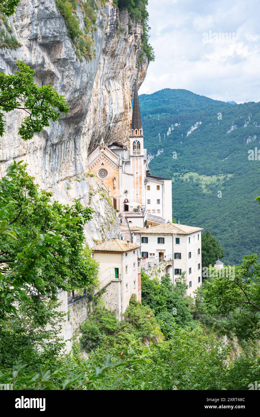 Wunderschöner Blick auf das Madonna della Corona-Heiligtum: Ein Kloster und eine Kirche auf einer steilen senkrechten Klippe in der Nähe des Dorfes Spiazzi in den italienischen Alpen Stockfoto