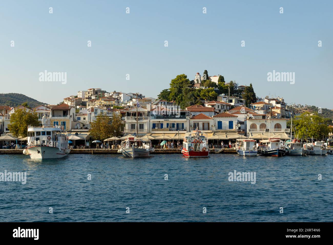 Skiathos Hafenfront. Griechenland Stockfoto