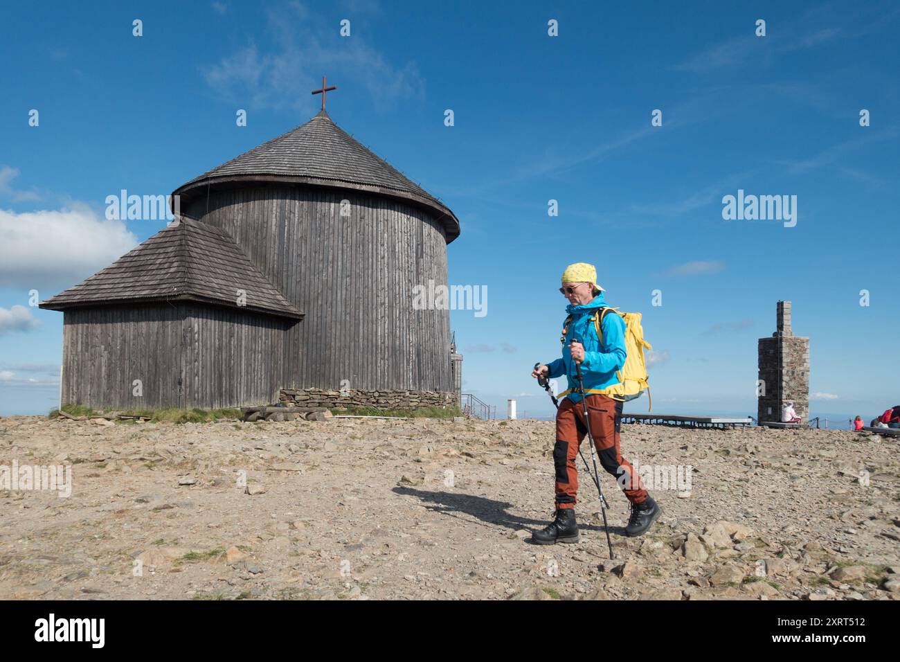 Mittelalter aktiver Mann Wandern auf dem Gipfel des Berges Snezka Tschechische polnische Grenze Krkonose Wanderung Stockfoto