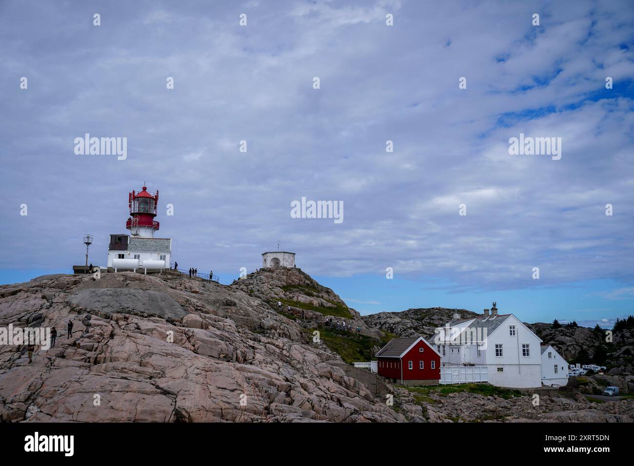 Lindesnes 20240723. Der Leuchtturm Lindesnes ist Norwegens ältester Leuchtturm und der südlichste Punkt des Landes. Der Leuchtturm und die Umgebung, die auch als Norwegens südkap bezeichnet wird, gehören mit rund 80.000 Gästen jährlich zu den meistbesuchten Orten in Südnorwegen. Foto: Håkon Mosvold Larsen / NTB Stockfoto