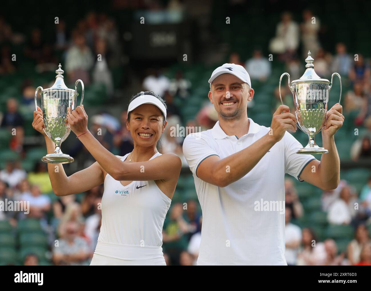 Tennisspieler Su-Wei Hsieh (TWN) und Partner Jan Zielinski (POL) halten die Mixed DoublesTrophy bei den Wimbledon Championships 2024 in London, England. Stockfoto