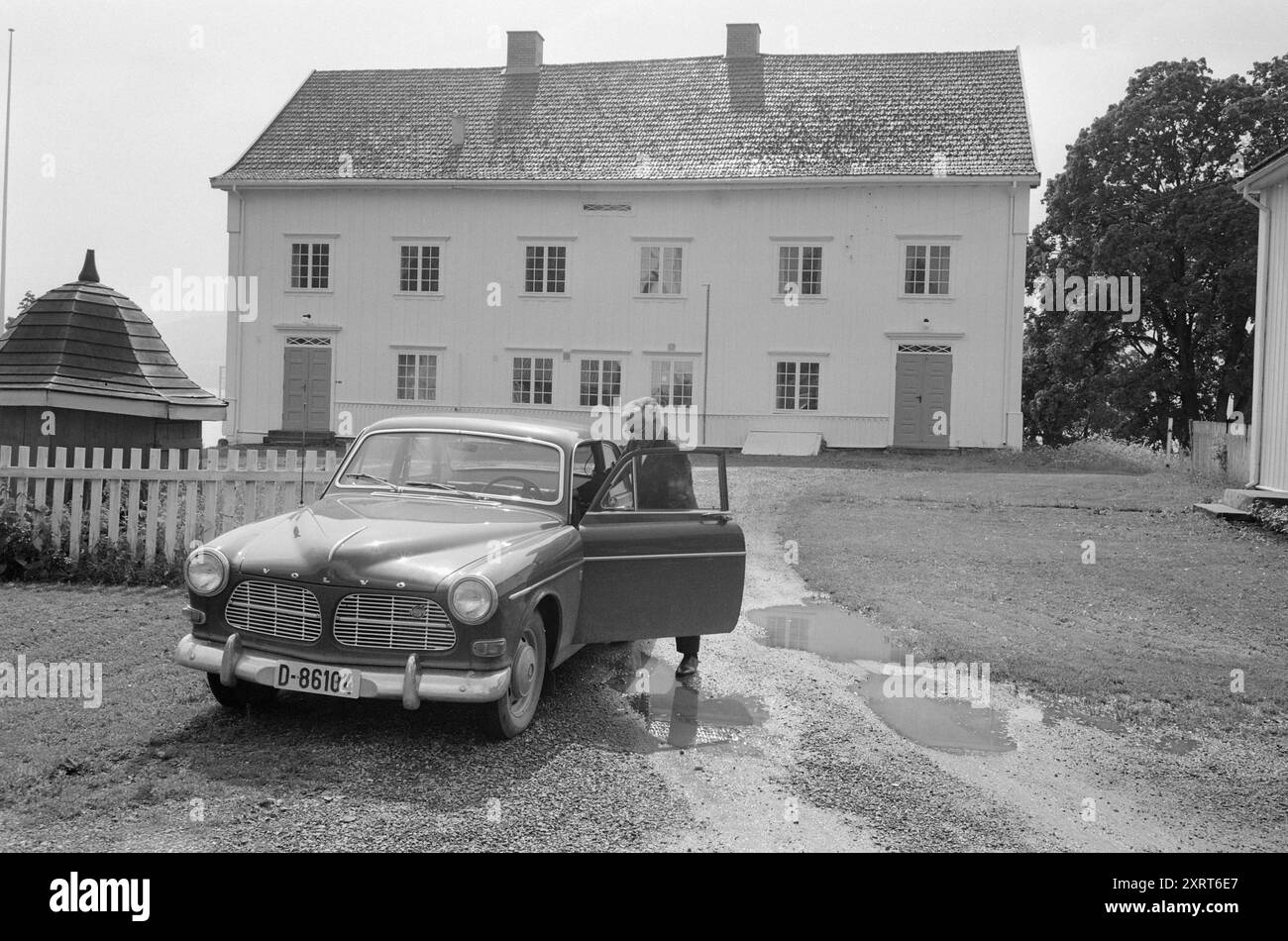 Aktuell 29-7-1970 : Ein Tag mit dem Priester. Ein Pfarrer tut mehr, als Gottes Wort zu predigen - und in vielerlei Hinsicht ist er der Seelenträger des ganzen Dorfes. Johan Myrstad ist Pfarrer in Moelv in der Gemeinde Ringsaker. Er hat dreißig Jahre Erfahrung im geistlichen Dienst. Wir folgten ihm an einem ganz normalen Arbeitstag. Das Pfarrhaus stammt aus dem 16. Jahrhundert. Die Farm verfügt über 300 Hektar bewirtschaftetes Land. Foto: Ivar Aaserud / aktuell / NTB ***FOTO NICHT VERARBEITET*** dieser Bildtext wird automatisch übersetzt dieser Bildtext wird automatisch übersetzt Stockfoto