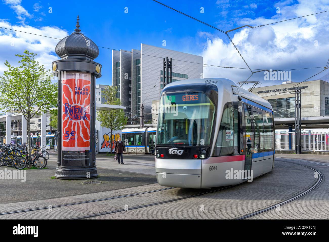 Bahnhof Grenoble, Frankreich. Blaue Straßenbahnlinie B, vor dem Bahnhof - Ziel Gieres. Poster der Morris-Säule für Le Printemps du Cinema. Stockfoto