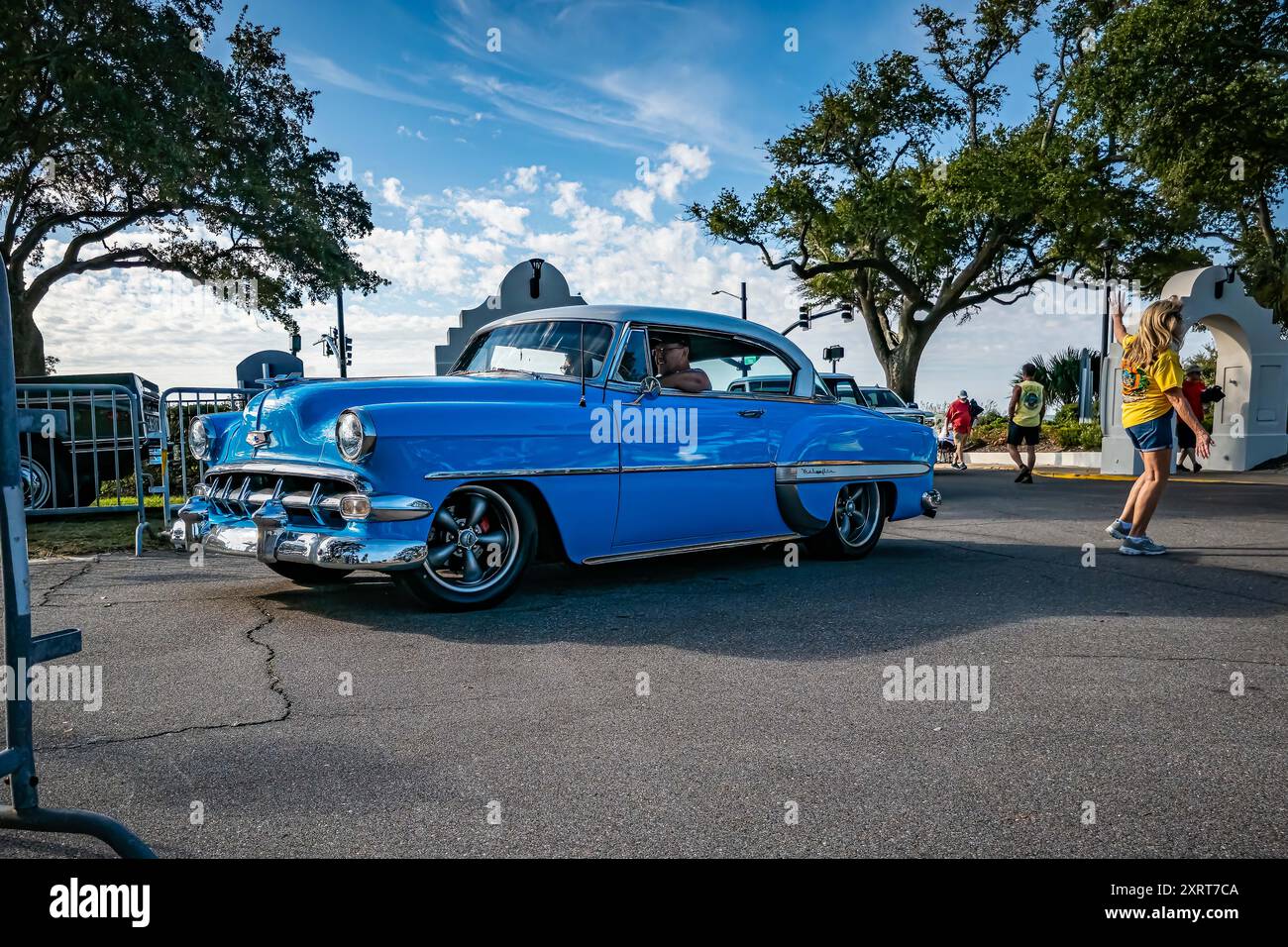 Gulfport, MS - 2. Oktober 2023: Low-perspektivische Vorderansicht eines 1954 Chevrolet Bel Air Hardtops auf einer lokalen Autoshow. Stockfoto