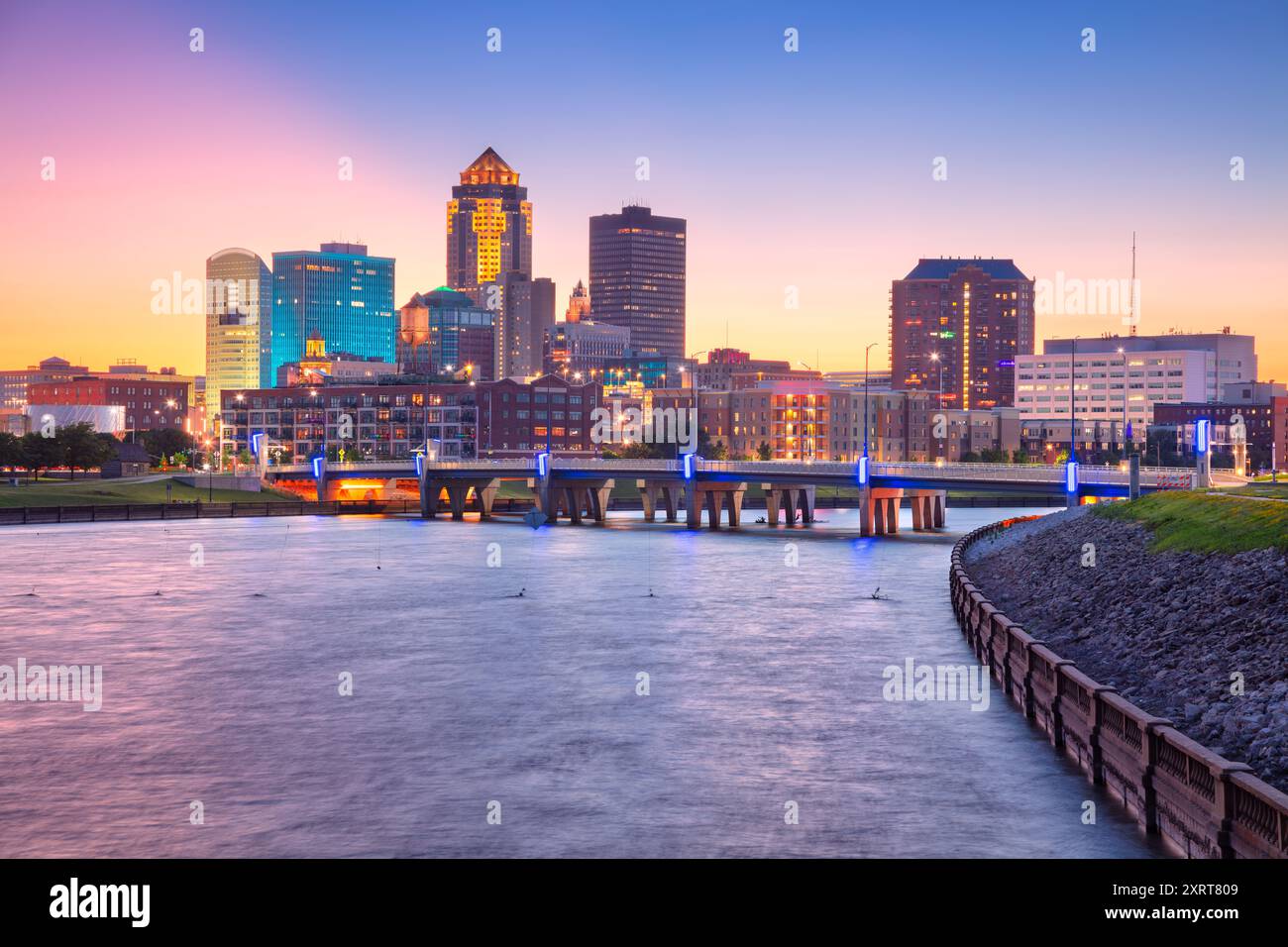 Des Moines, Iowa, USA. Stadtbild der Skyline des Moines, Iowa, USA bei Sonnenuntergang im Sommer. Stockfoto