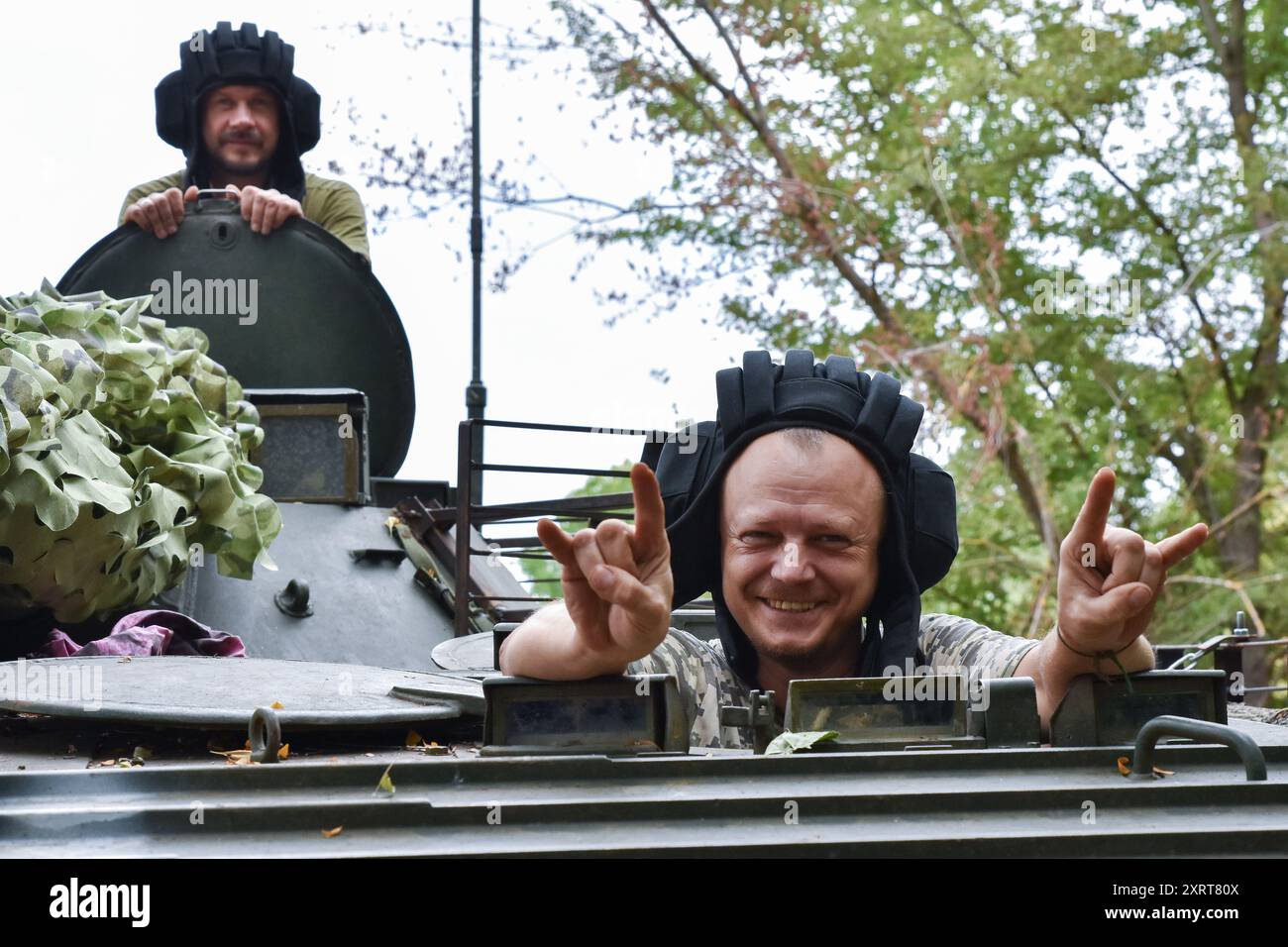 Ukrainische Besatzung des Panzerpersonals der 118. Separaten Brigade im Dienst an der Frontlinie. Der Sprecher der Tavria-Einsatzgruppe Dmytro Lychovii (Ukraine) berichtete, dass ukrainische Einheiten an der Südfront ihre Verteidigungsoperation fortsetzten und ihre taktische Position verbesserten. Laut ihm führen die Russen im Süden trotz geringer Angriffsaktivität Artillerieschuss und Luftangriffe durch und setzen eine beträchtliche Anzahl von Drohnen ein. Ukrainische Kämpfer führen auch Drohnenangriffe auf den Feind durch. Obwohl die Vorderseite stabil ist, bleiben einige Bereiche dynamisch. Stockfoto