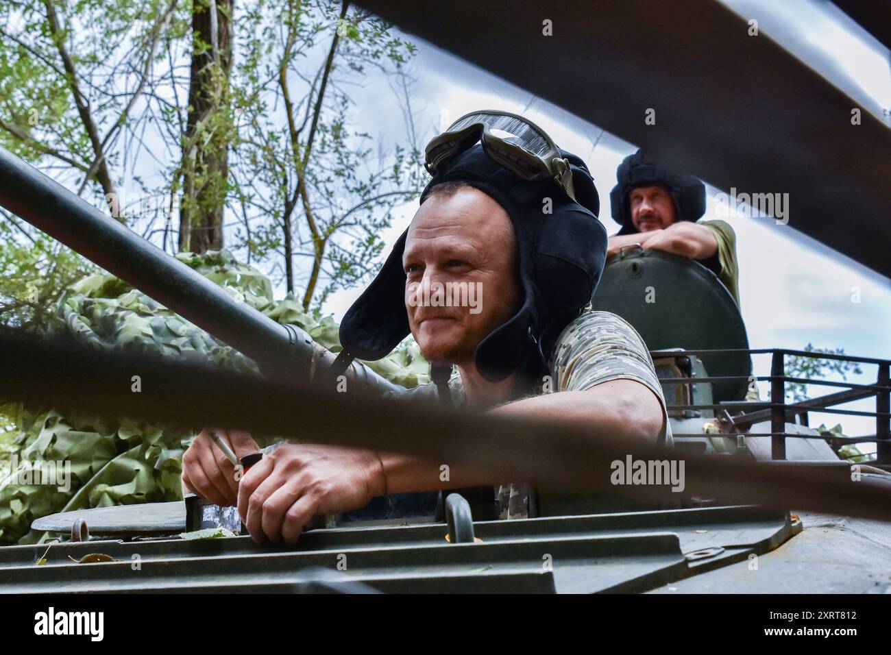 Ukrainische Besatzung des Panzerpersonals der 118. Separaten Brigade im Dienst an der Frontlinie. Der Sprecher der Tavria-Einsatzgruppe Dmytro Lychovii (Ukraine) berichtete, dass ukrainische Einheiten an der Südfront ihre Verteidigungsoperation fortsetzten und ihre taktische Position verbesserten. Laut ihm führen die Russen im Süden trotz geringer Angriffsaktivität Artillerieschuss und Luftangriffe durch und setzen eine beträchtliche Anzahl von Drohnen ein. Ukrainische Kämpfer führen auch Drohnenangriffe auf den Feind durch. Obwohl die Vorderseite stabil ist, bleiben einige Bereiche dynamisch. Stockfoto