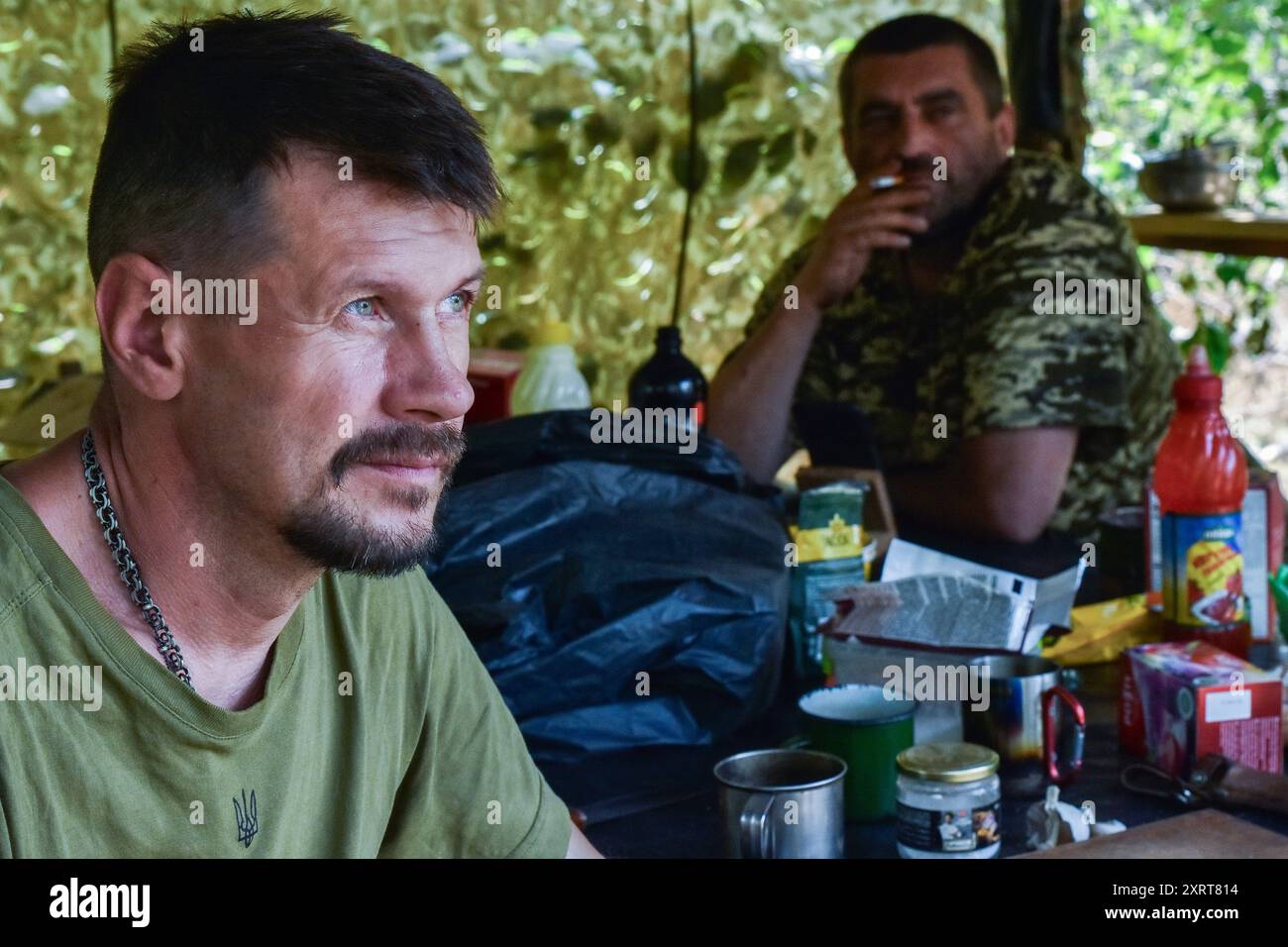 Ukrainische Soldaten der 118. Separaten Mechanisierten Brigade werden nach einem Abendessen in der Nähe der Frontlinie gesehen. Der Sprecher der Tavria-Einsatzgruppe Dmytro Lychovii (Ukraine) berichtete, dass ukrainische Einheiten an der Südfront ihre Verteidigungsoperation fortsetzten und ihre taktische Position verbesserten. Laut ihm führen die Russen im Süden trotz geringer Angriffsaktivität Artillerieschuss und Luftangriffe durch und setzen eine beträchtliche Anzahl von Drohnen ein. Ukrainische Kämpfer führen auch Drohnenangriffe auf den Feind durch. Obwohl die Vorderseite stabil ist, bleiben einige Bereiche dynamisch. Der Russe Stockfoto
