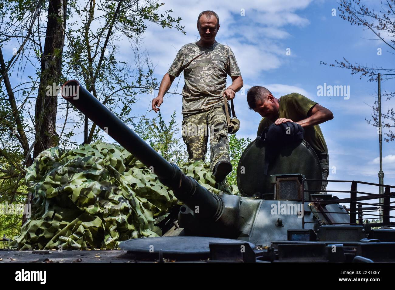 Ukrainische Besatzung des Panzerpersonals der 118. Separaten Brigade im Dienst an der Frontlinie. Der Sprecher der Tavria-Einsatzgruppe Dmytro Lychovii (Ukraine) berichtete, dass ukrainische Einheiten an der Südfront ihre Verteidigungsoperation fortsetzten und ihre taktische Position verbesserten. Laut ihm führen die Russen im Süden trotz geringer Angriffsaktivität Artillerieschuss und Luftangriffe durch und setzen eine beträchtliche Anzahl von Drohnen ein. Ukrainische Kämpfer führen auch Drohnenangriffe auf den Feind durch. Obwohl die Vorderseite stabil ist, bleiben einige Bereiche dynamisch. Stockfoto