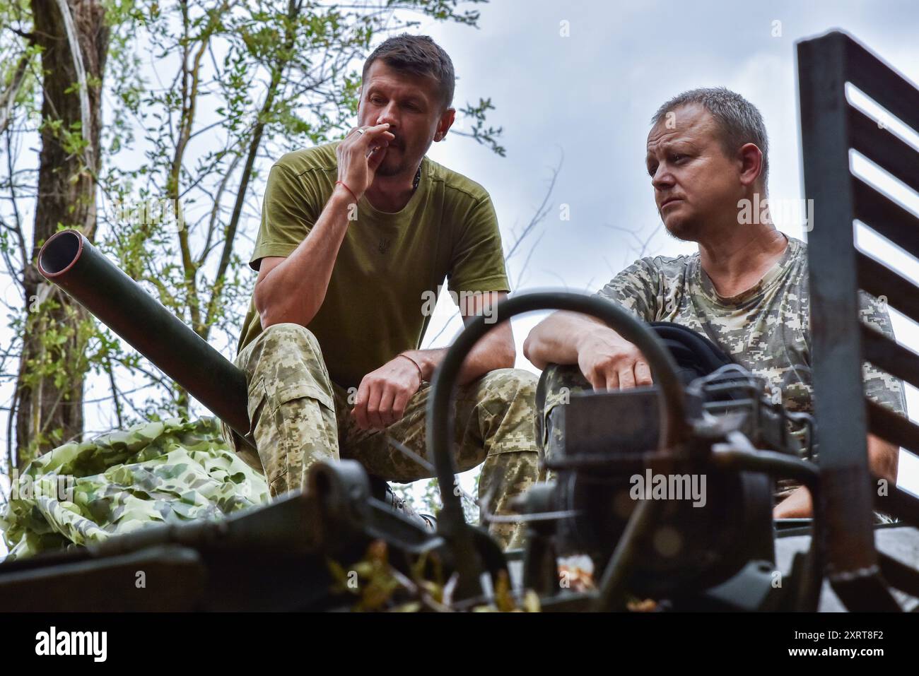 Ukrainische Besatzung des Panzerpersonals der 118. Separaten Brigade im Dienst an der Frontlinie. Der Sprecher der Tavria-Einsatzgruppe Dmytro Lychovii (Ukraine) berichtete, dass ukrainische Einheiten an der Südfront ihre Verteidigungsoperation fortsetzten und ihre taktische Position verbesserten. Laut ihm führen die Russen im Süden trotz geringer Angriffsaktivität Artillerieschuss und Luftangriffe durch und setzen eine beträchtliche Anzahl von Drohnen ein. Ukrainische Kämpfer führen auch Drohnenangriffe auf den Feind durch. Obwohl die Vorderseite stabil ist, bleiben einige Bereiche dynamisch. Stockfoto