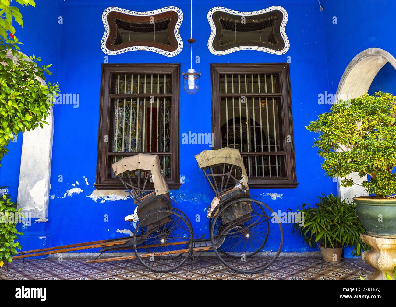 Rikschas in Cheong Fatt Tze Chinese Mansion, Penang Island, George Town, Malaysia Stockfoto