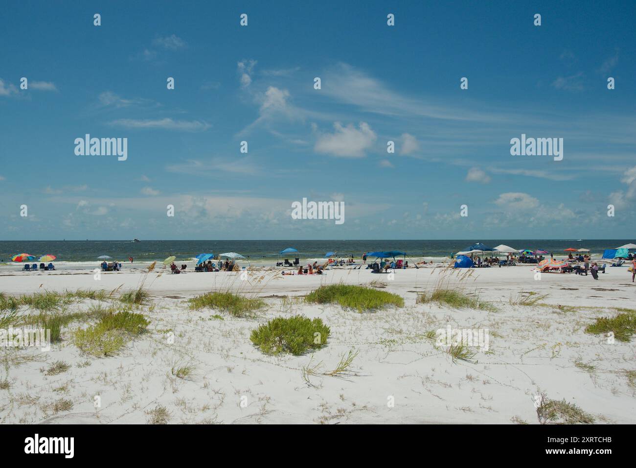 Weitwinkelblick auf den Fort DeSoto Park in Pinellas County Florida. Blick auf das Meer Hafer und Sandstrand mit Menschen in Richtung Golf von Mexiko. Sonne Stockfoto