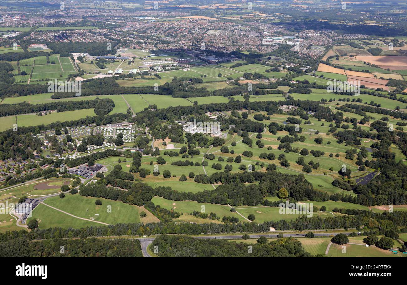 Blick aus der Vogelperspektive auf den Rudding Park, ein Hotel und Spa mit 18-Loch-Golfplatz. Es gibt auch einen Ferienpark Stockfoto