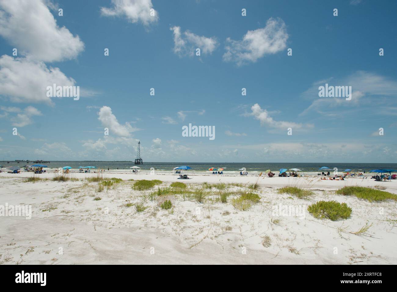 Weitwinkelblick auf den Fort DeSoto Park in Pinellas County Florida. Blick auf das Meer Hafer und Sandstrand mit Menschen in Richtung Golf von Mexiko. Sonne Stockfoto