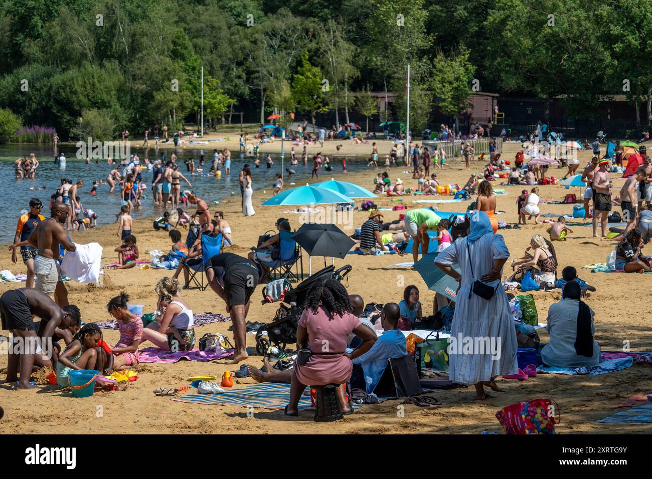 London, Großbritannien. 12. August 2024. Wetter in Großbritannien - die Menschen genießen den Sonnenschein am Ruislip Lido im Nordwesten Londons, an dem mit Temperaturen über 30 °C voraussichtlich heißesten Tag des Jahres Quelle: Stephen Chung / Alamy Live News Stockfoto