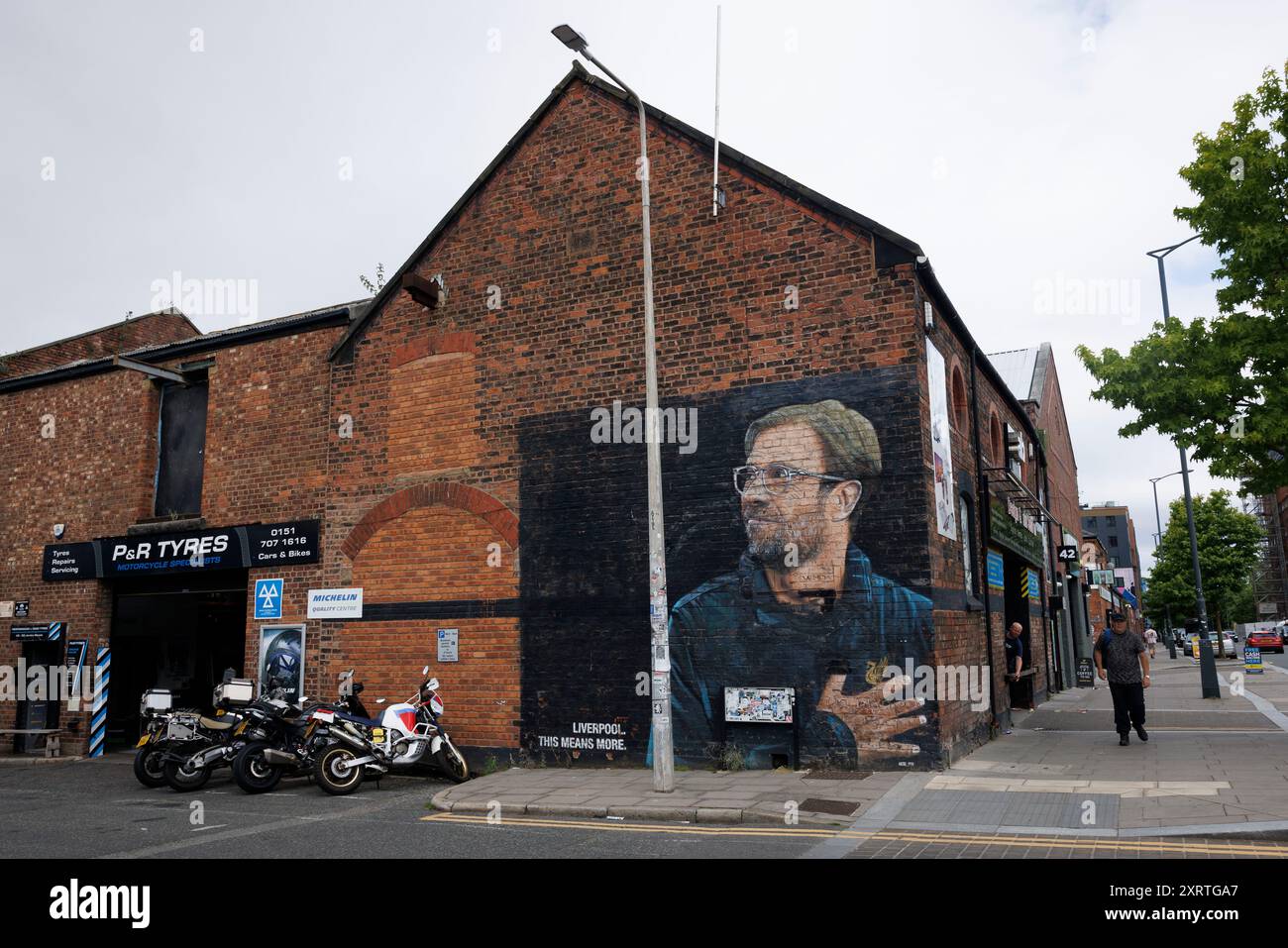 A General View (GV) der Klopp Art Wall des Graffiti-Künstlers Akse in der Jamaica Street im Baltic Triangle, Liverpool, Großbritannien. Das Wandbild ist eine Hommage an Stockfoto