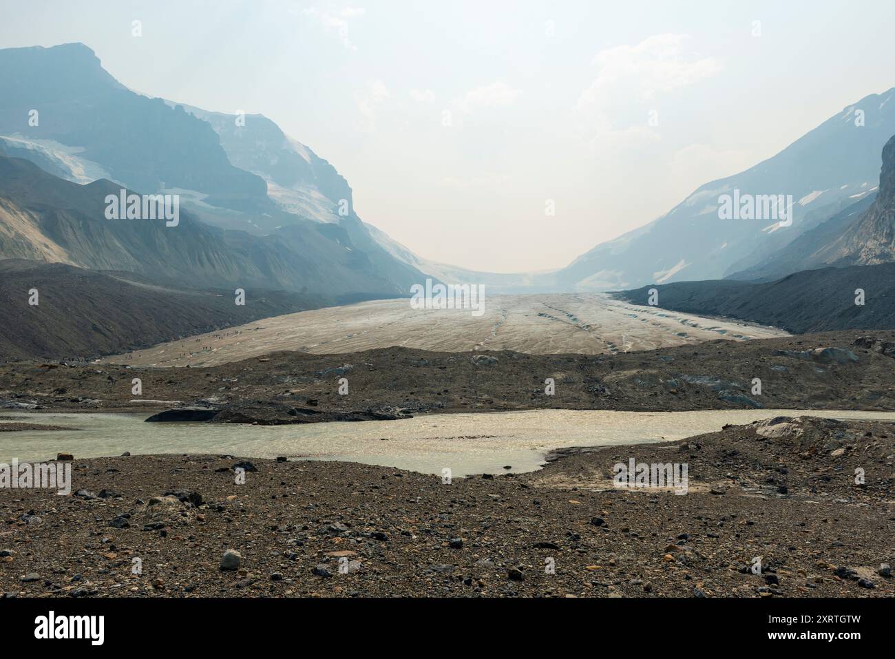 Athabasca-Gletscher mit Waldfeuer, Alberta, Kanada. Stockfoto