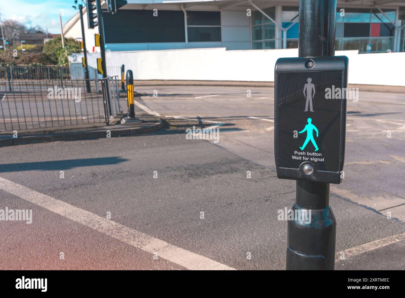 Eine Ampel für Fußgänger, um die Straße sicher zu überqueren. Regeln zur Unfallreduzierung Stockfoto