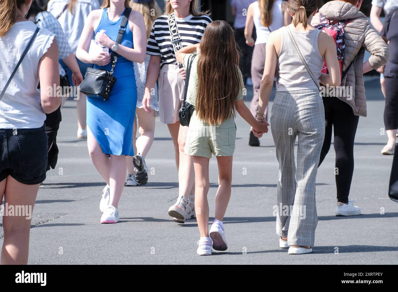 Düsseldorf 12.08.2024 Einkaufsstraße Einkaufsstraße Shoppingmeile Einkaufsmeile Einkaufen Einzelhandel Fussgängerzone Einkaufstraße Hystreet Einkaufsbummel lange Haare Kind Mädchen junge Frau Mutter Familie Düsseldorf Nordrhein-Westfalen Deutschland *** Düsseldorf 12 08 2024 Einkaufsstraße Einkaufsstraße Einkaufsstraße Einkaufsstraße Einkaufsstraße Einkaufsstraße Einkaufsstraße Einkaufsstraße Einkaufsstraße Fußgängerzone Einkaufszone Einkaufsstraße Einkaufsstraße Hystreet Einkaufsbummel langes Haar Kind Mädchen junge Frau Mutter Familie Düsseldorf Nordrhein-Westfalen Deutschland Stockfoto