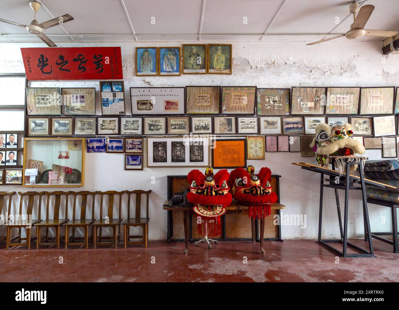 Traditionelle Löwenmasken im Loo Pun Hong Tempel, Penang Island, George Town, Malaysia Stockfoto