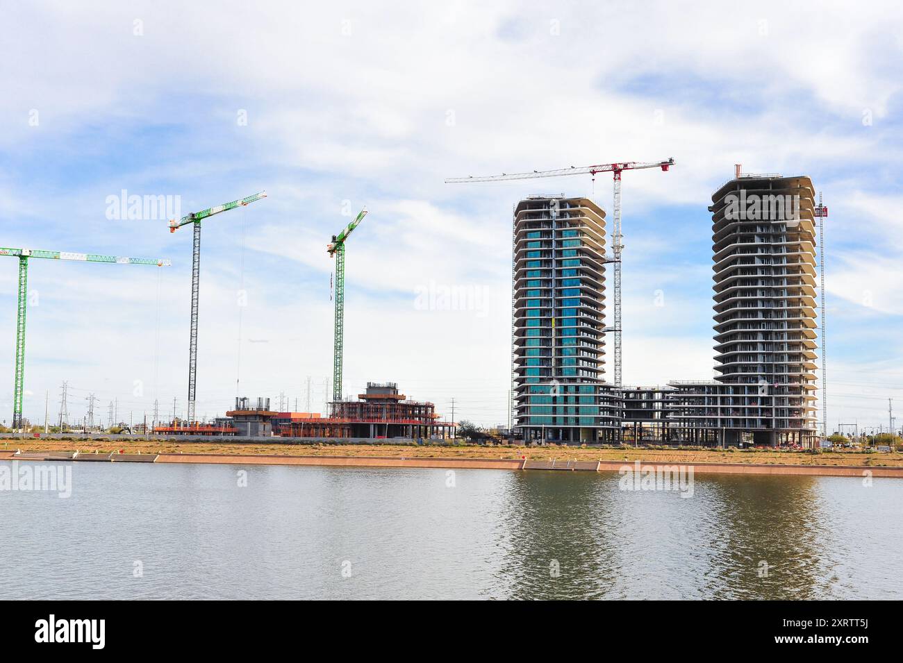 Panoramablick auf die Baustelle eines Wohngebäudes mit Turmkränen umliegenden Strukturen, neben Tempe Town Lake Stockfoto