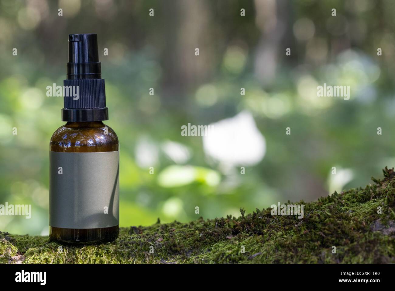 Kosmetisches Produkt-Mockup in Forest Setting Stockfoto