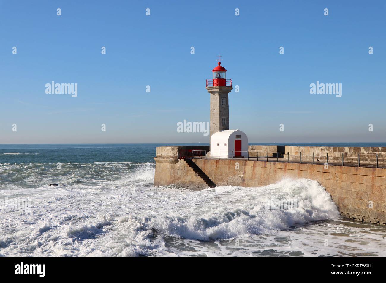 Leuchtturm „Farolim de Felgueiras“ in Porto (Portugal) an einem klaren und stürmischen Wintertag mit rauem Meer Stockfoto