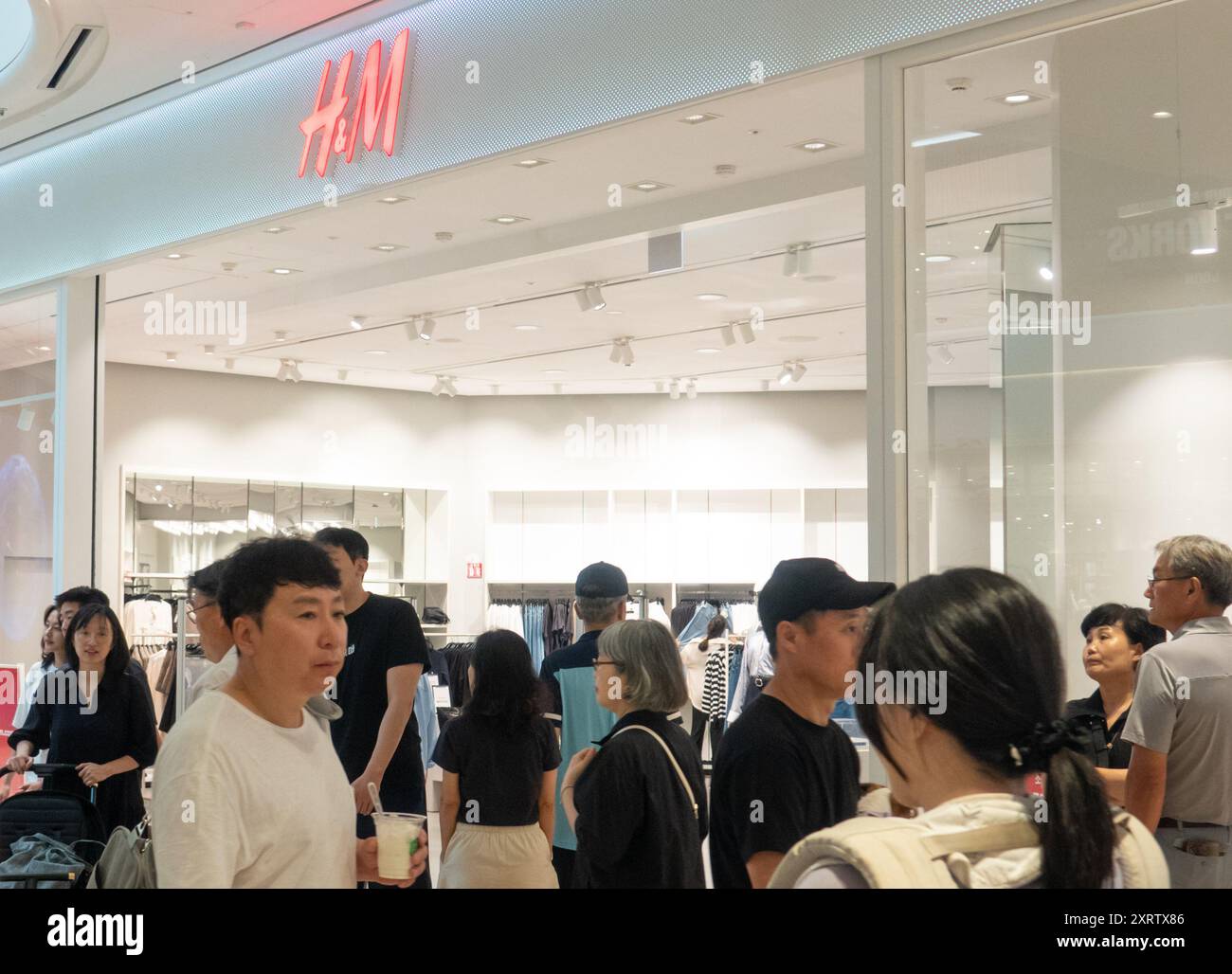H&M Store, 28. Juli 2024 : Eine Filiale des Modehändlers H&M im Einkaufszentrum Starfield Hanam in Hanam, östlich von Seoul, Südkorea. Quelle: Lee Jae-won/AFLO/Alamy Live News Stockfoto