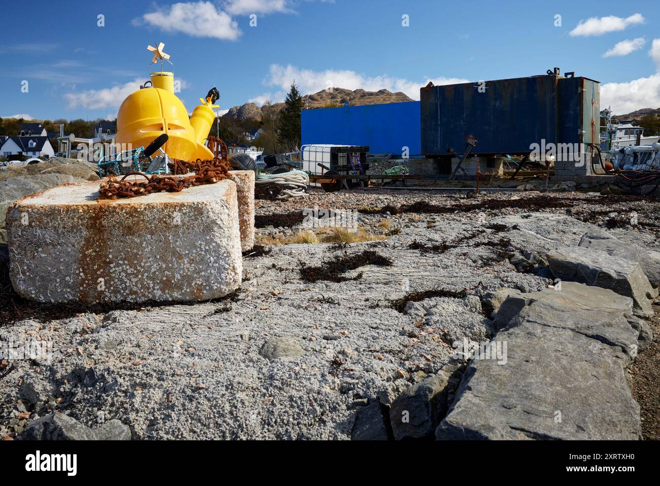 Leuchtend gelbe Marine Bojen, Hummertöpfe, Seile und andere Ausrüstung, die im Yachthafen und Yachthafen in Arisaig, Lochaber, Invernes-shire, Schotten gelagert werden Stockfoto