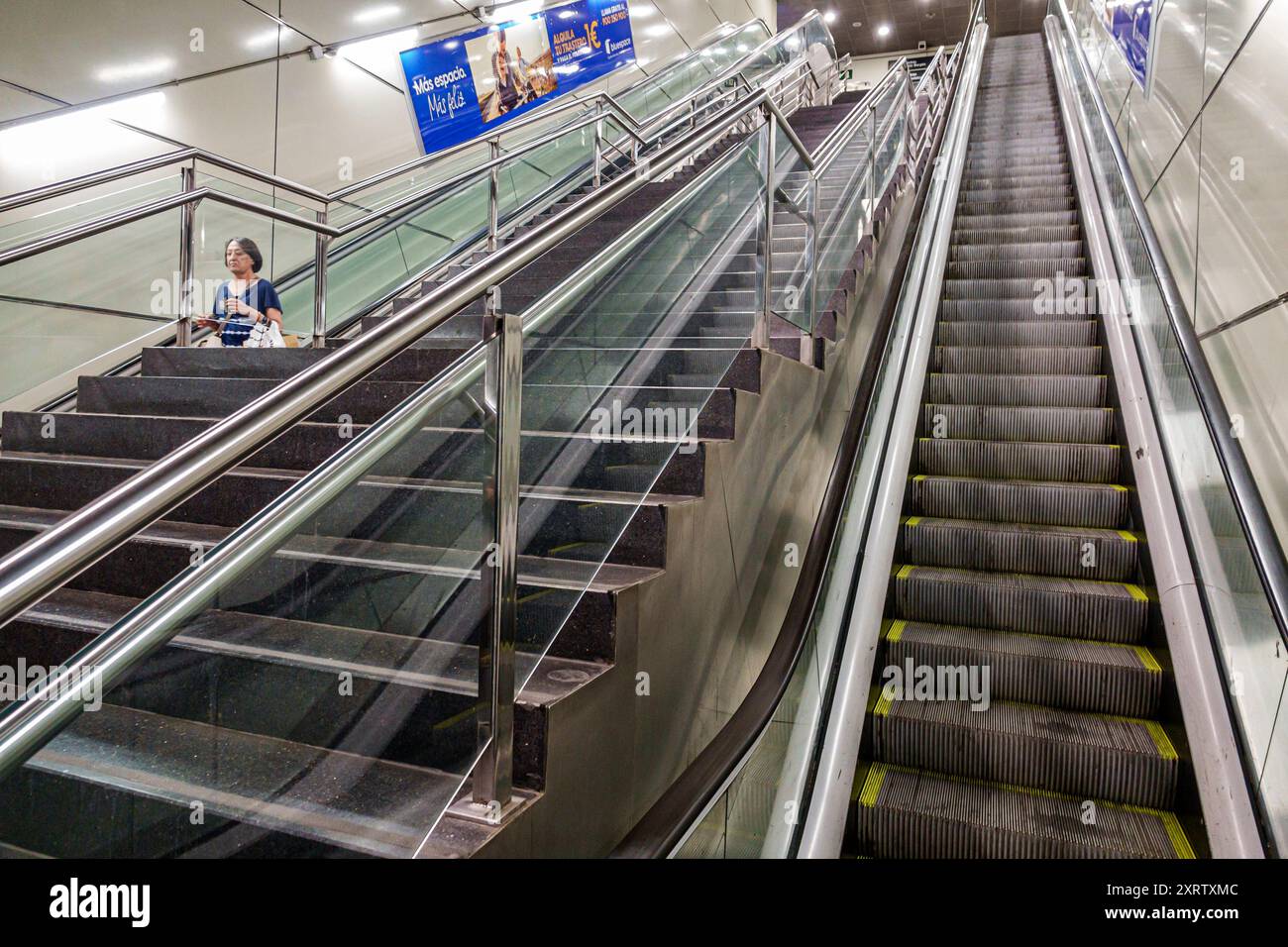Barcelona Spanien, Katalonien Catalunya, U-Bahn-Station, öffentliche Verkehrsmittel, Innenraum, Sants Estacio L3 Linie, lange Treppen, esc Stockfoto