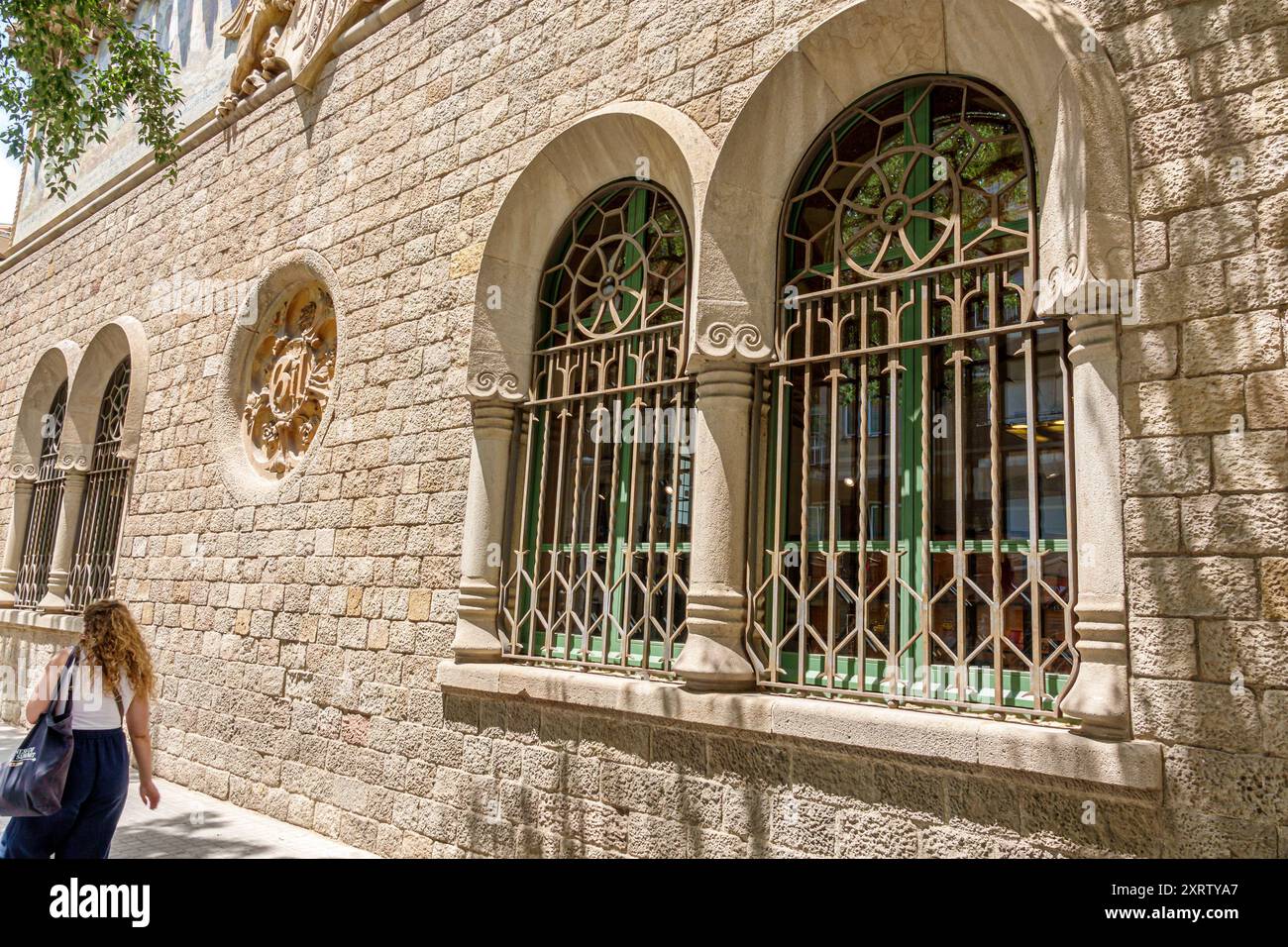 Barcelona Spanien, Katalonien Catalunya, Carrer de St. Antoni Maria Claret, Horta-Guinardo, Fußgängerin, Recinte Modernista de Sant Pau, historisch Stockfoto