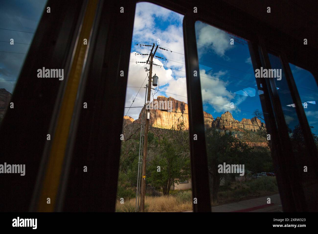 Blick aus einem Touristenbus mit Blick durch das Fenster auf die vorbeiziehenden Sehenswürdigkeiten, Berge und Felsen im Zion National Park, Utah, USA. Stockfoto