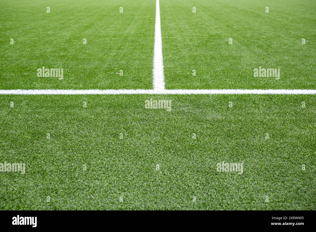 Ein neuer Kunstrasen-Platz mit weißen Linien in der Kunststoff-Rasenfläche. Stockfoto