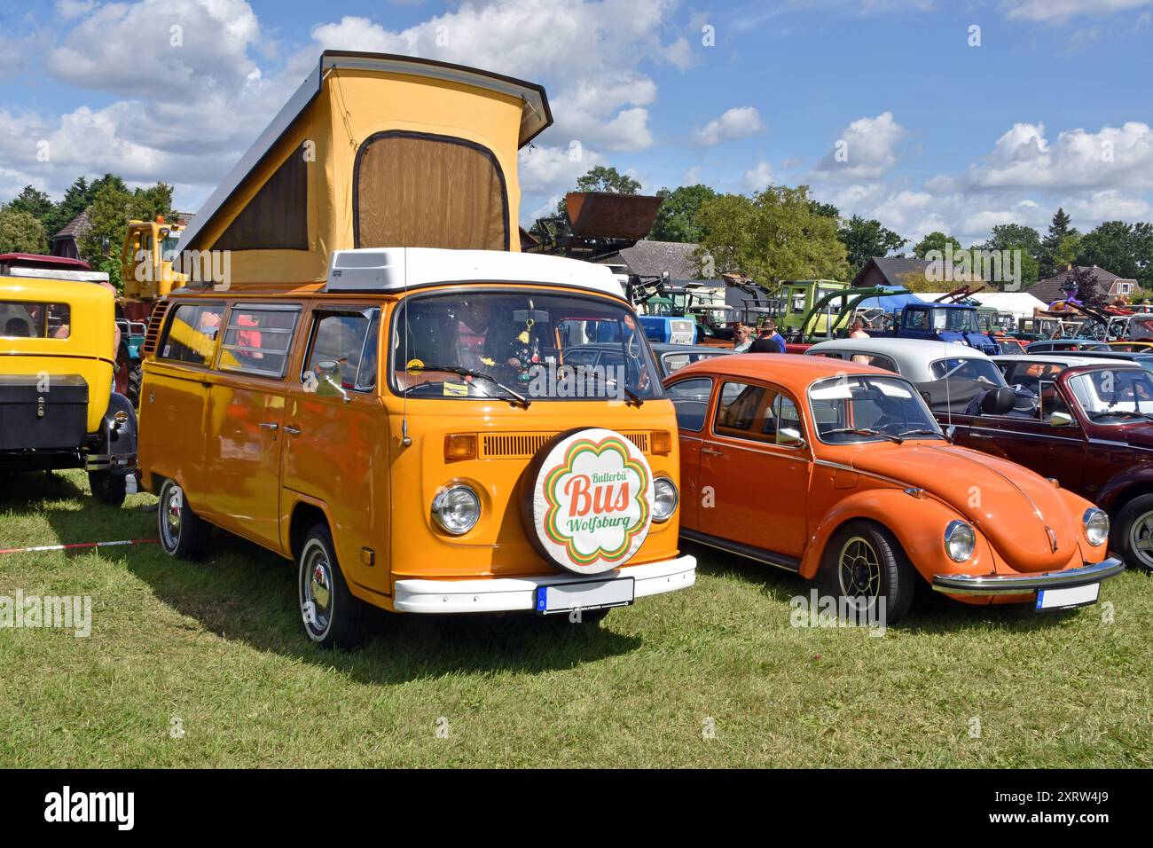 11.08.2024 Oldtimertreffen Deutschland/Niedersachsen/Landkreis Gifhorn/Südheide/Zasenbeck/29. Oldtimertreffen/ historische Fahrzeuge/ VW Bus T 2/ VW Bulli Camper daneben ein VW Käfer/ ***Nutzung nur redaktionell***/ *** 11 08 2024 Oldtimertreffen Deutschland Niedersachsen Kreis Gifhorn Südheide Zasenbeck 29 Oldtimertreffen historische Fahrzeuge VW Bus T 2 VW Bulli Camper neben einem VW Käfer nur für redaktionelle Zwecke verwenden Stockfoto