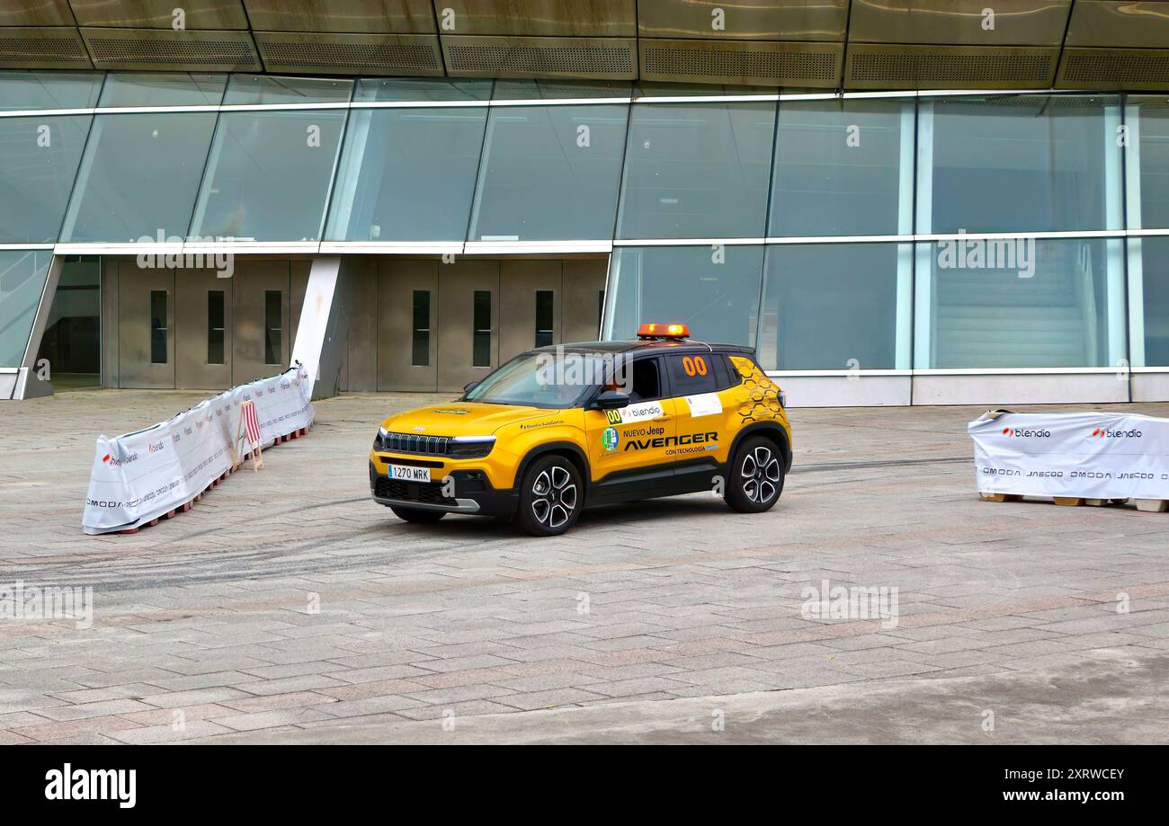 Jeep Avenger SUV Pace Safety Car fährt um die Fußgängerzone des Palacio de Deportes Cristian Lopez Rallye Santander Cantabria Spanien Stockfoto